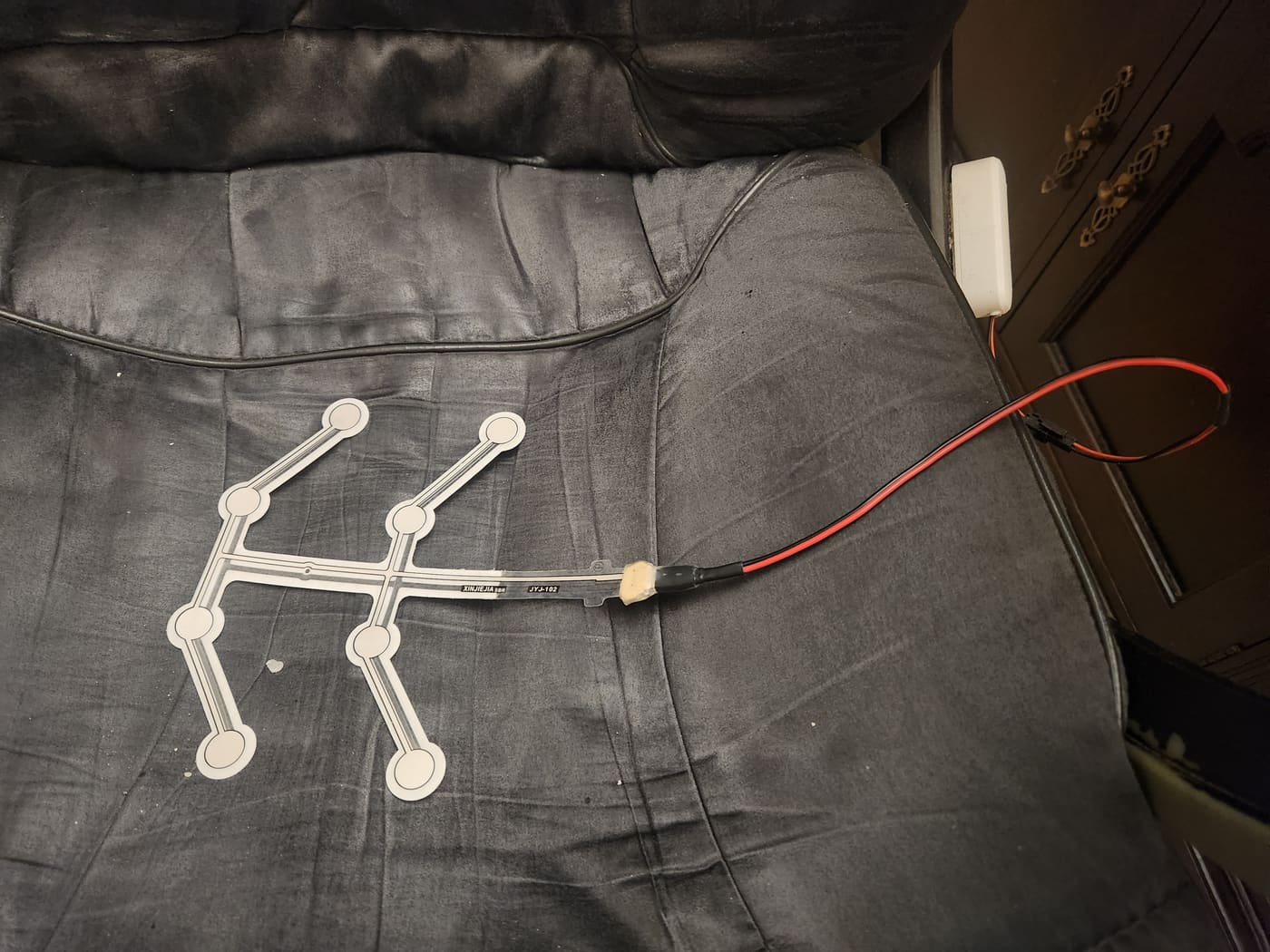 The bare pressure mat, an awkward branching shape with a matrix of traces
